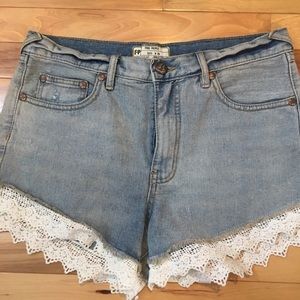 Free people lace ruffle hem shorts size 28 light